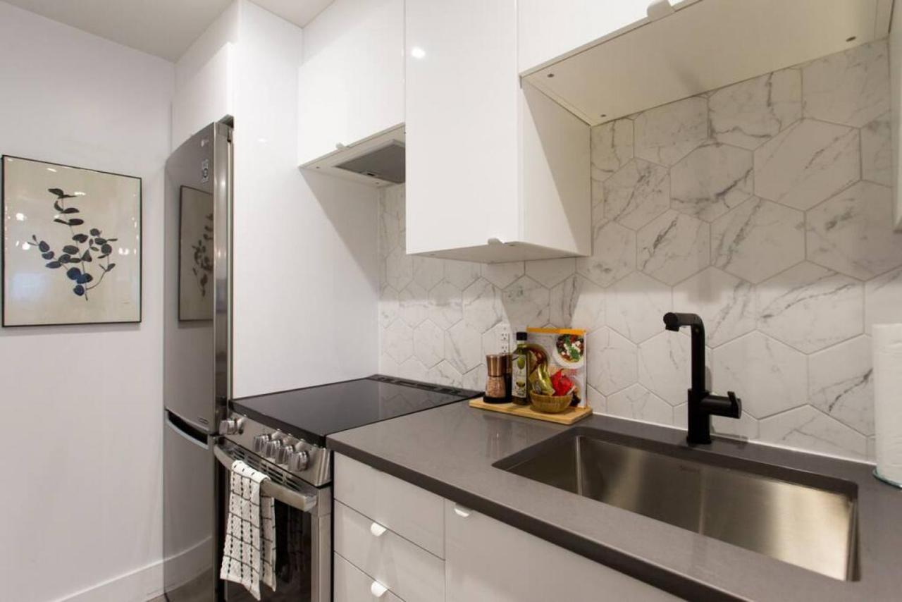 Palms Little Italy Studio With Full Bathroom By Denstays Montréal Exterior foto